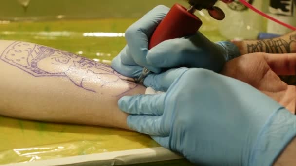 The process of outline tattooing on hand — Stock Video