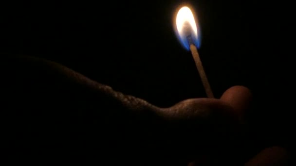 allumette de sécurité éclairage sur fond noir en 4K 