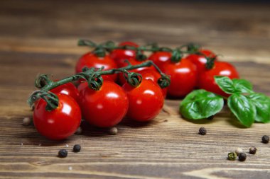 Kırsal arka planda kiraz domatesleri