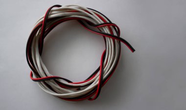 Mühendislik. Beyaz arka planda bir kablo seti. Üst Manzara. Mesaj atmak için yer var. Kapat..