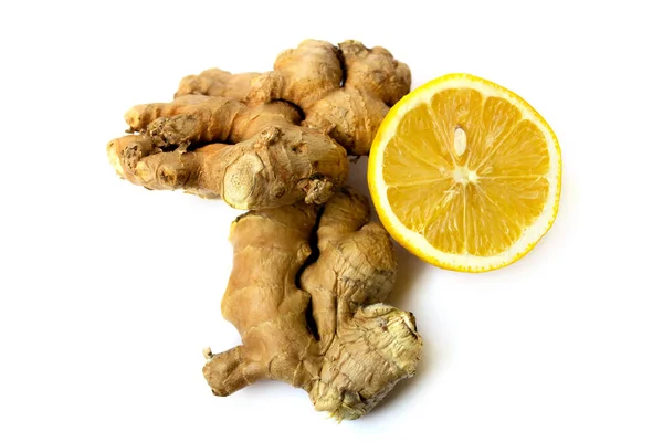 Beyaz arka planda limonlu zencefil kökü