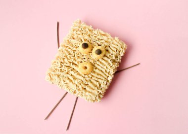 Pembe arka planda yaratıcı komik hazır erişteler