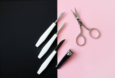 Siyah pembe bir arka planda manikür için ayarlandı. Manikür salonu spa 'sı. Pembe arka plan üst görünümü düz yatıyordu manikür araçları.