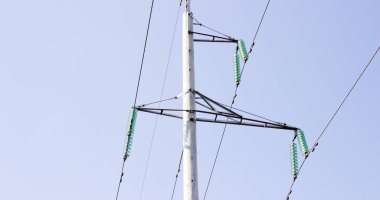 Elektrik hatları. Mavi arkaplanda yakın plan güç kulesi