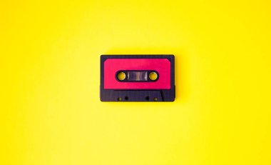 Sarı arka planda siyah müzik kaseti. Mesaj için yer var. Retro kavramı
