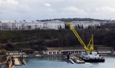 Karadeniz limanında vinci olan bir gemi.