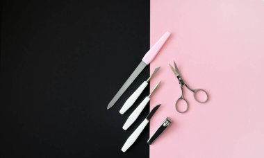 Siyah pembe bir arka planda manikür için ayarlandı. Manikür salonu spa 'sı. Pembe arka plan üst görünümü düz yatıyordu manikür araçları.