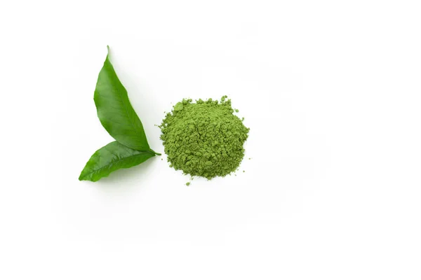 Té verde en polvo té matcha sobre fondo blanco aislado, vista superior —  Fotos de Stock
