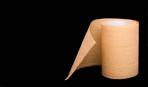 Rolle hellorangefarbenes Toilettenpapier auf schwarzem Hintergrund in Nahaufnahme — Stockfoto