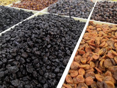 Markette satılık çeşitli kuru meyveler var. Sağlıklı yiyecekler.