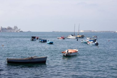 Kırım, Sivastopol - 03.02.2021.Tekneler güneşli sabahlarda Karadeniz 'e demir attı