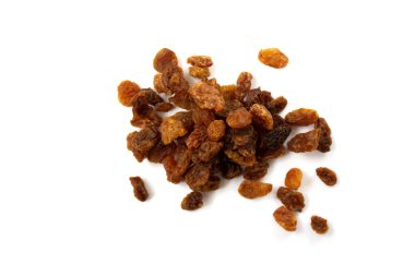 Beyaz izole arkaplanda bir avuç kuru üzüm.