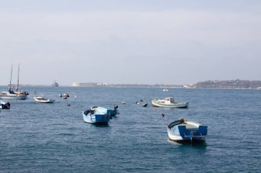 Güneşli bir sabahta Karadeniz 'e demir atmış tekneler.