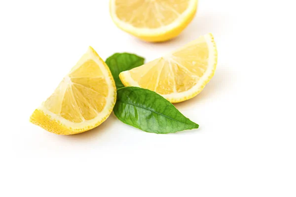 Limon dilimleri beyaz izole arka planda. Kırpma yolu ile. Kapat.