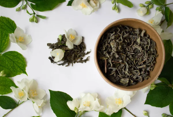 Leaf tea with jasmine in a round carton on white background. Zero waste concept — Stock Photo, Image