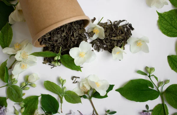 Chá de folha com jasmim em uma caixa redonda no fundo branco. Conceito de resíduo zero — Fotografia de Stock