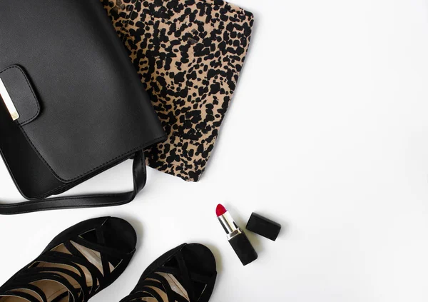 Bolsa feminina preta, sapatos, roupas de leopardo e batom vermelho em um fundo branco. Beleza conceito blog Fotos De Bancos De Imagens