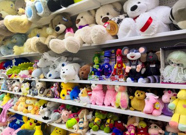 Sivastopol, Kırım - 7 Mayıs 2021: Çeşitli üreticilerin oyuncaklarıyla dolu raflar.