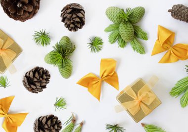 Beyaz arka planda izole edilmiş çam kozalakları ve Noel süslemeleri. Noel kompozisyonu. Düz yatış, üst manzara.