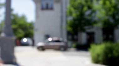 Bulanık arka plan arabaları ve otobüsler yolda seyahat ediyor. Soyut arkaplan. 