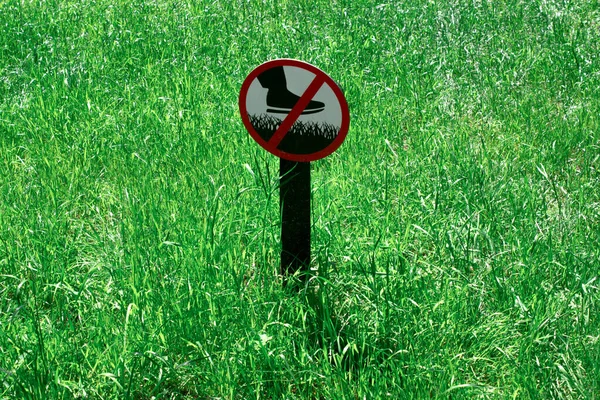 Znamení Nešlápněte na trávu. Prohibiční znamení na trávníku. Znak zakazující chůzi po trávě — Stock fotografie