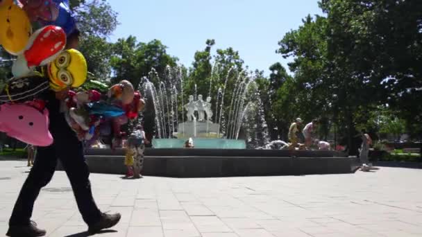 Krim, Sewastopol - 10. Juni 2021 Ballonverkäufer im Park. Mann verkauft Luftballons mit Disney-Zeichentrickfiguren — Stockvideo