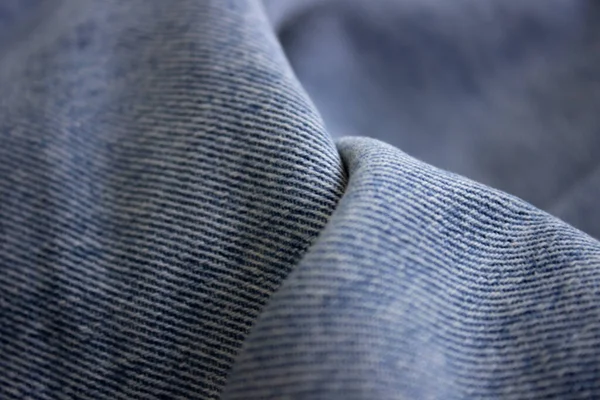 Крупним планом текстура джинсової кольорової тканини або тканини в джинсовому кольорі. Текстура тканини джинсового фону — стокове фото
