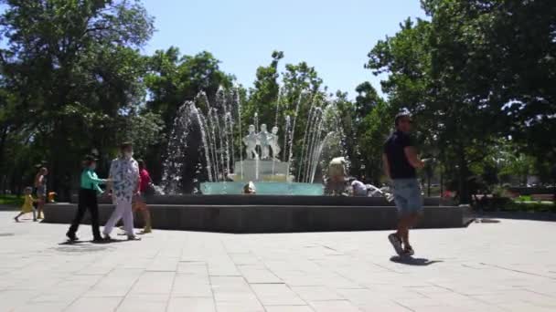 Krim, Sewastopol - 10. Juni 2021. Sommerspaziergang im Kinderpark — Stockvideo