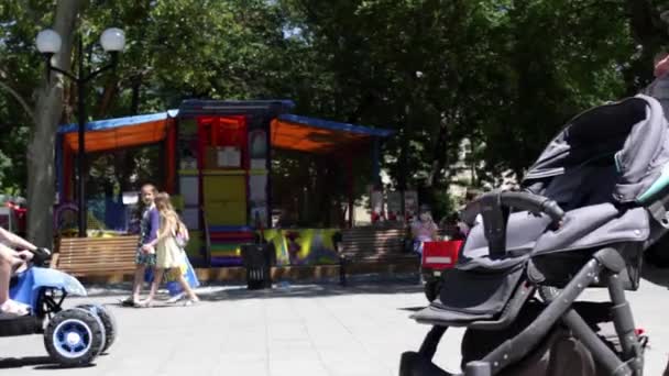 Crimea, Sebastopoli - 10 giugno 2021. La gente nella passeggiata estiva nel parco dei bambini — Video Stock