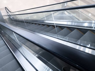 Boş yürüyen merdiven merdiveni yakın plan. Yukarıdan görüntüle