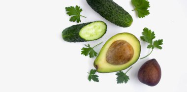 Avokado, salatalık ve maydanoz beyaz izole arka planda. Metin için yer