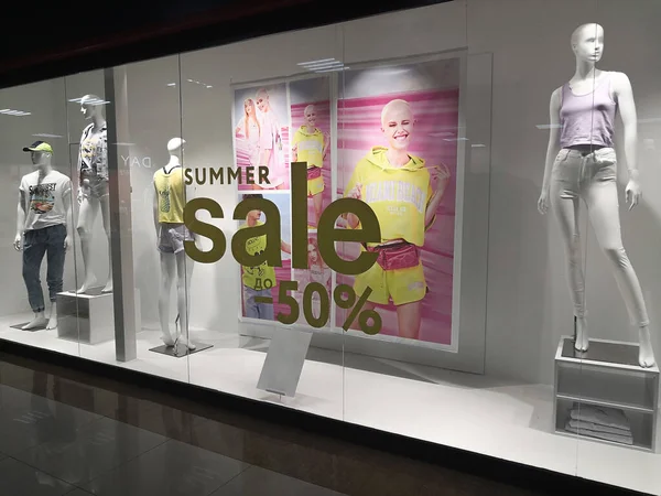 Kırım, Sivastopol - 10 Haziran 2021, bir mağaza önünde yüzde elli indirim tabelası.