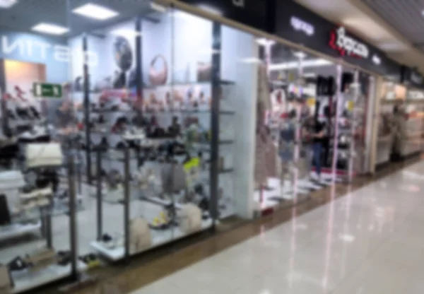 Satılık ürünlerle bulanık dükkan penceresi