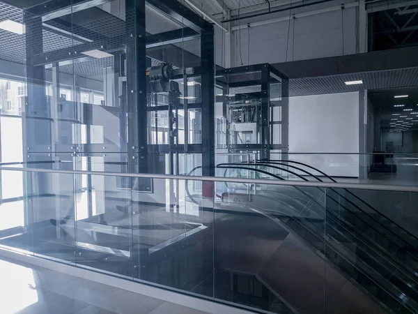 Elevador transparente moderno edifício de vidro do eixo do elevador Fotos De Bancos De Imagens