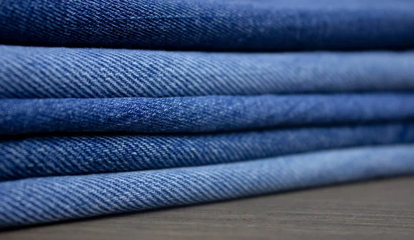 Стек деніму. Колір джинсової текстури крупним планом . — стокове фото