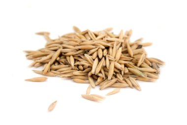 Beyaz izole arkaplanda bir avuç kuru yulaf