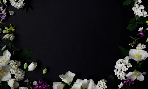 Bloemen frame gemaakt van Jasmijn flowe geïsoleerd op witte achtergrond Bloemen frame. — Stockfoto