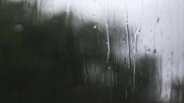 Penceredeki yağmur damlaları, yağmurlu günler. Arkaplan yağmur damlaları. Bulanık arkaplan