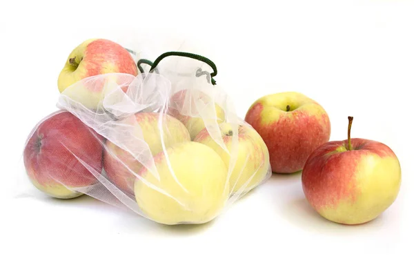 Pommes dans un sac réutilisable sur fond blanc — Photo