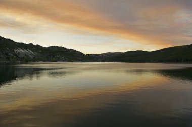 Gölün kenarında gün batımı