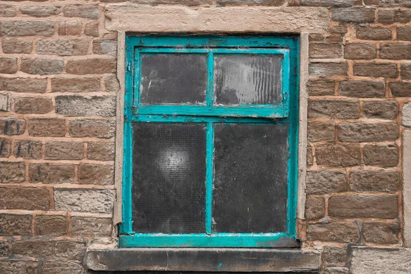 イギリスのイングランドにある古い石造りの農場で撮影された古い青い窓枠 — ストック写真