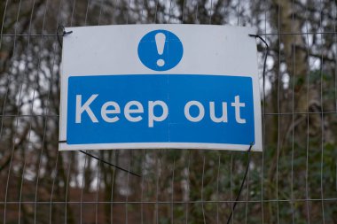 İnşaat alanının önündeki mavi 