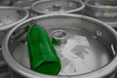 Kilit altındayken bir meyhanenin bahçesinde çekilmiş.                   