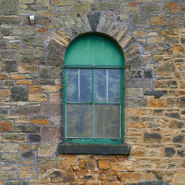 古い石造りの建物の古いアーチ型の窓である緑に塗られ — ストック写真