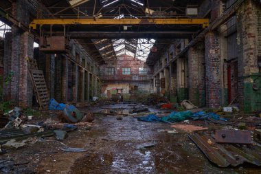  Eski fabrika deposu terk edilmiş ve yıkılıyor, yukarıdaki vinç hala orada.                                       