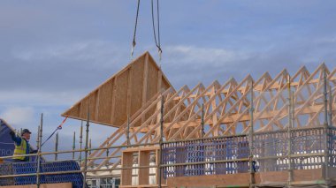 Çatı kirişinin sonu bir vinç ile yerleştiriliyor