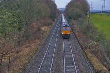Deisel treni Rochdale, İngiltere 'den geçiyor.                    