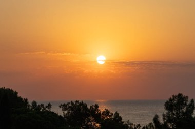 İspanya 'da Akdeniz kıyısında gün batımı