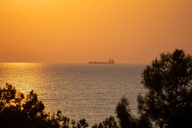 sabah deniz üzerinde gün batımı