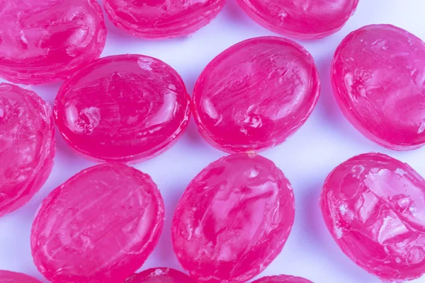 Viele Rosa Süße Karamellbonbons Auf Weißem Hintergrund Stockfoto